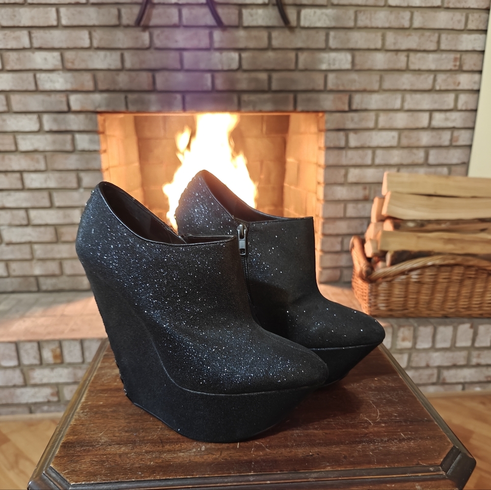Wild Pair wedge booties sz9